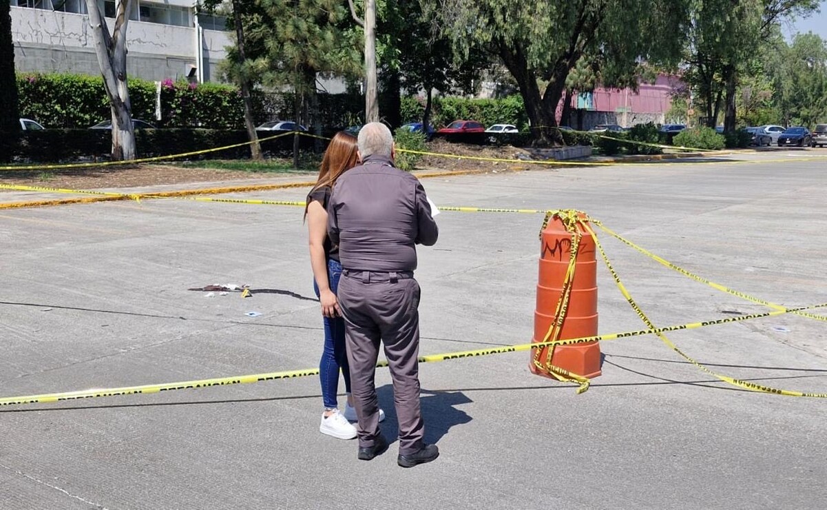 Peritos de la Fiscalía mexiquense inspeccionaron en el estacionamiento / Foto Especial