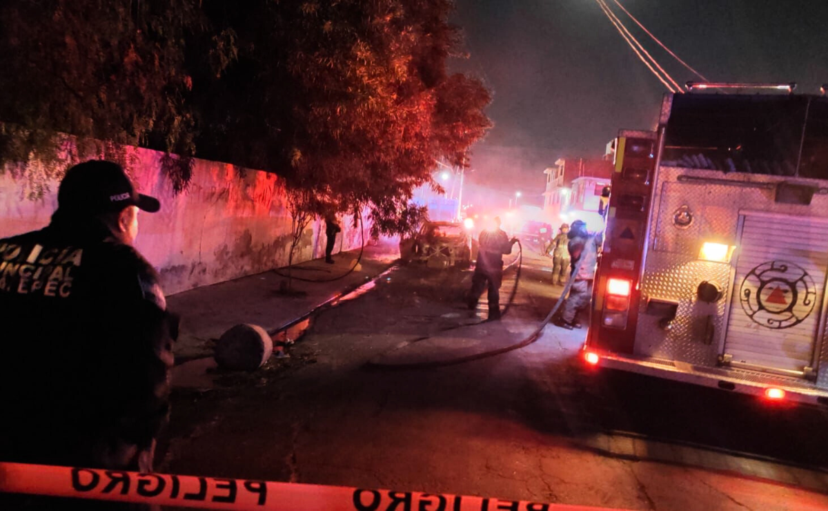 Un vehículo calcinado y dos víctimas mortales en la colonia Ciudad Azteca. La Fiscalía investiga el doble homicidio. Foto: Especial