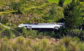 Autobús cae a barranco en la Toluca-Zitácuaro; hay dos muertos y varios lesionados