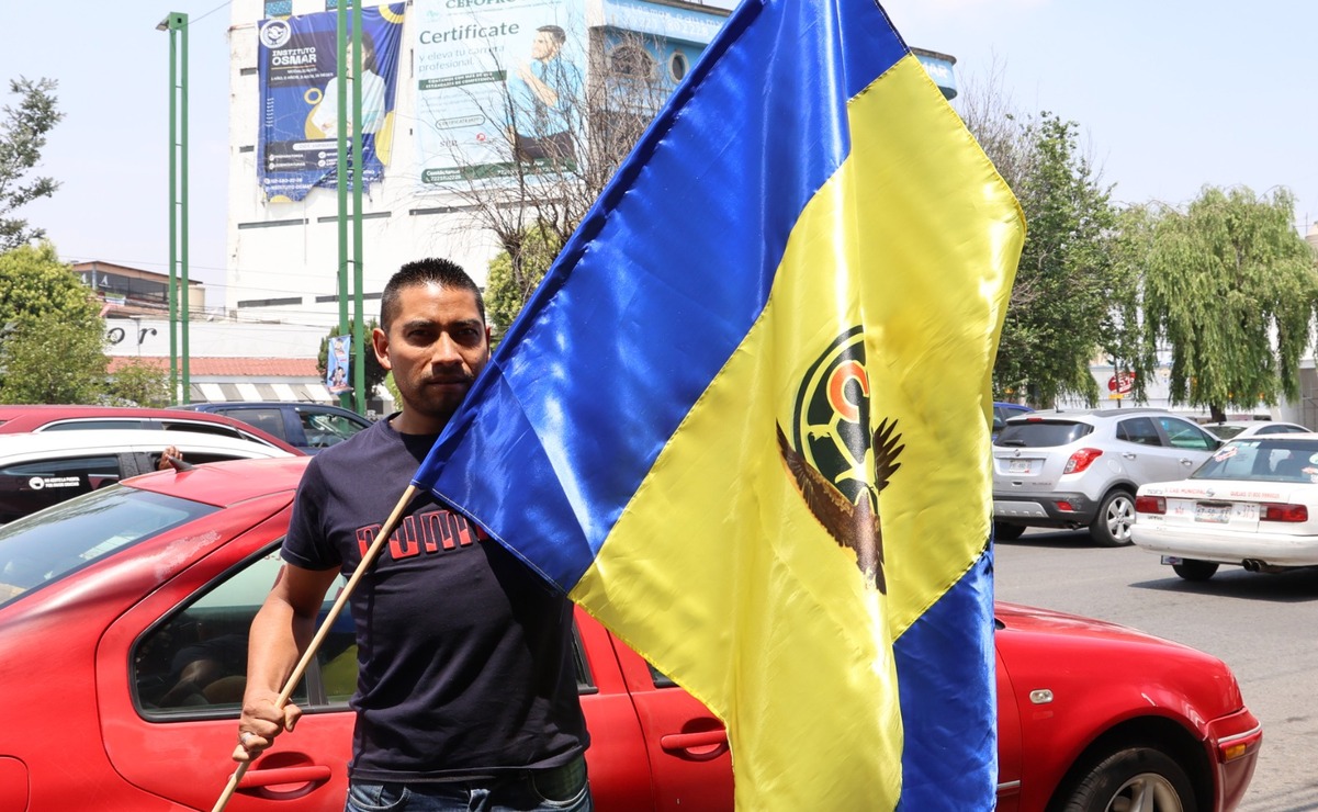 Con precios entre 120 y 250 pesos, los vendedores ofrecen banderas y souvenirs, convirtiendo la emoción de la final en una fuente de ingresos / Foto: Sergio García