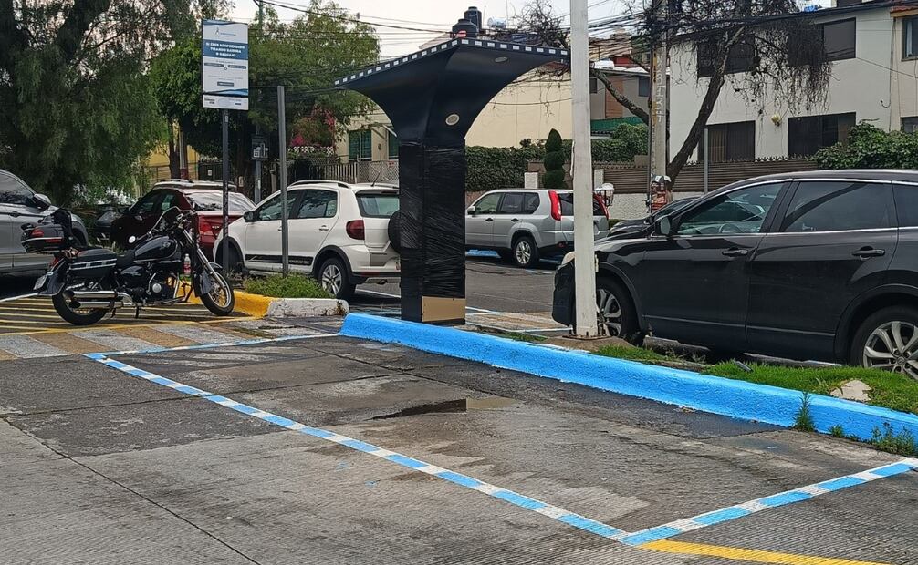 Los parquímetros instalados en Zona Azul permanecen cubiertos con plástico negro. Foto Gisela González / El Universal