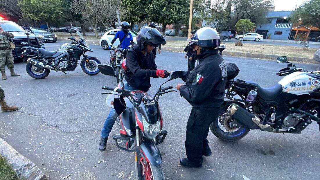 En Santa Clara Coatitla, un punto de revisión permitió la captura de Guillermo y Erik “N”, quienes circulaban en una unidad con reporte de robo vigente desde 2023. Foto Especial