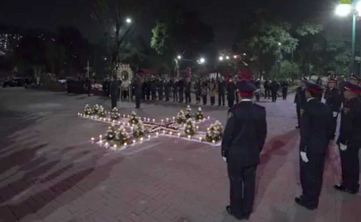 Se colocó una ofrenda y realizó una Guardia de Honor en memoria de las víctimas de las explosiones de gas. Foto: Especial