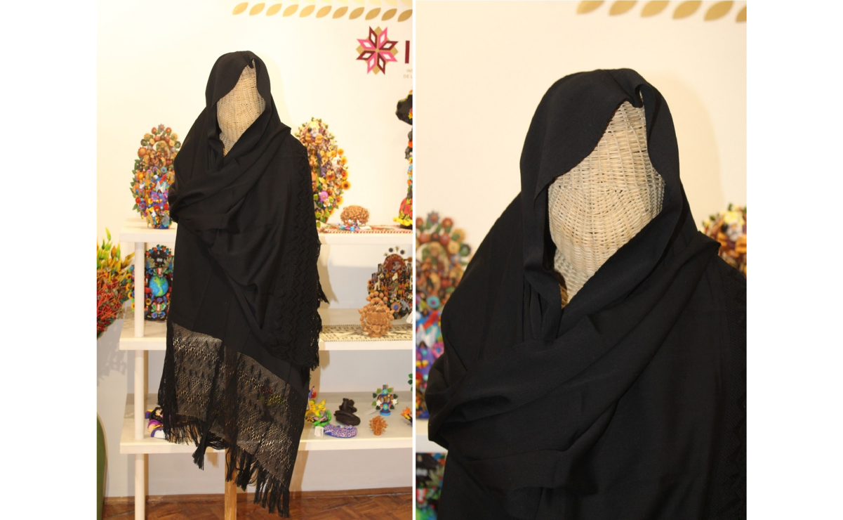 El rebozo "Luto de aroma" es una prenda de uso exclusivo en la temporada de Día de Muertos, duelos y Semana Santa. Foto: Especial