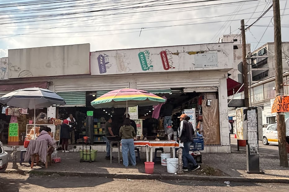Las calles Felipe Berriozábal e Isidro Fabela se han convertido en el foco rojo de extorsiones contra el comercio establecido en Toluca. Foto Alejandro Vargas / El Universal