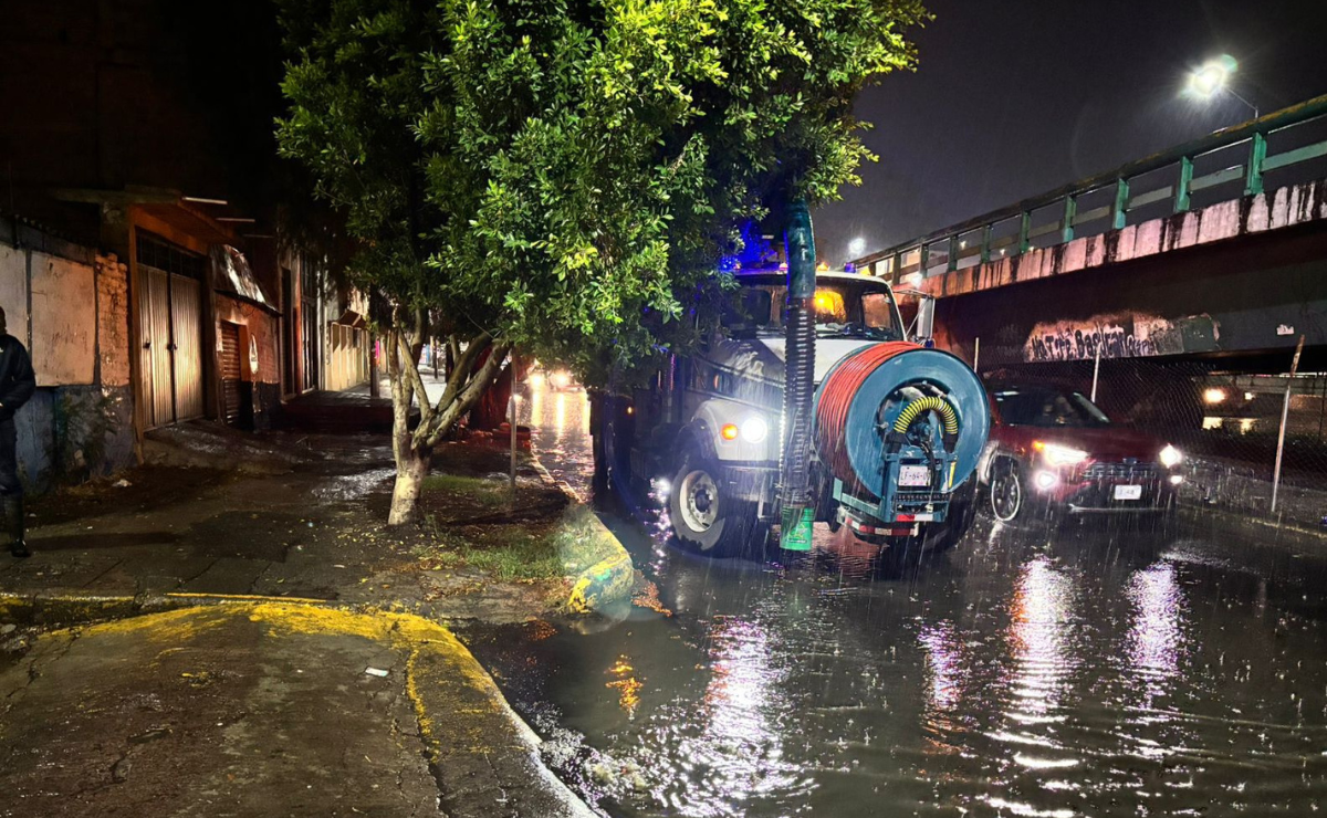 Personal del Operativo Tormenta trabaja para desazolvar las calles de Ecatepec tras la lluvia. Foto: Especial