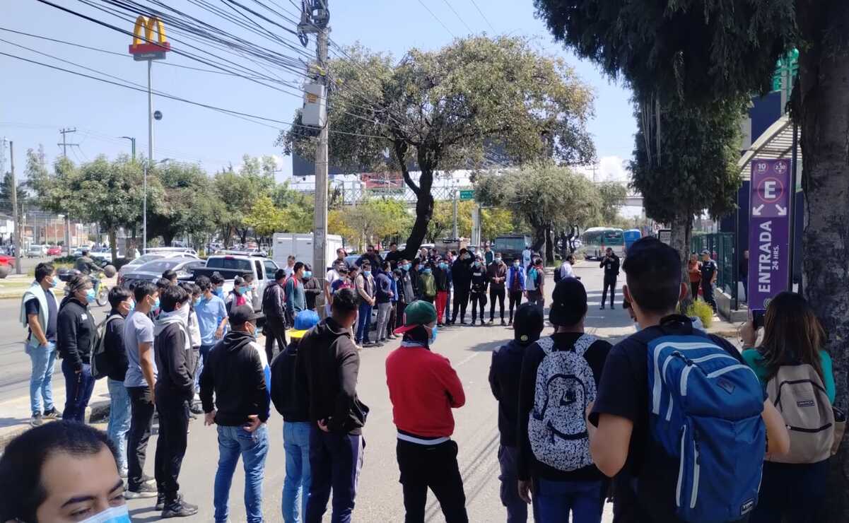 Más de 70 estudiantes de la Escuela Normal Rural "Lázaro Cárdenas del Río" llegaron a las instalaciones del SEIEM. Foto: Arturo Hernández.