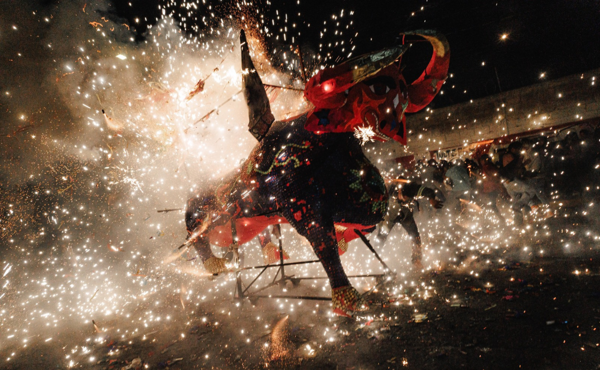 Entre fuego y adrenalina, Tultepec revive una tradición ancestral que ilumina la noche y emociona a sus habitantes. Foto: Yaretzy M. Osnaya