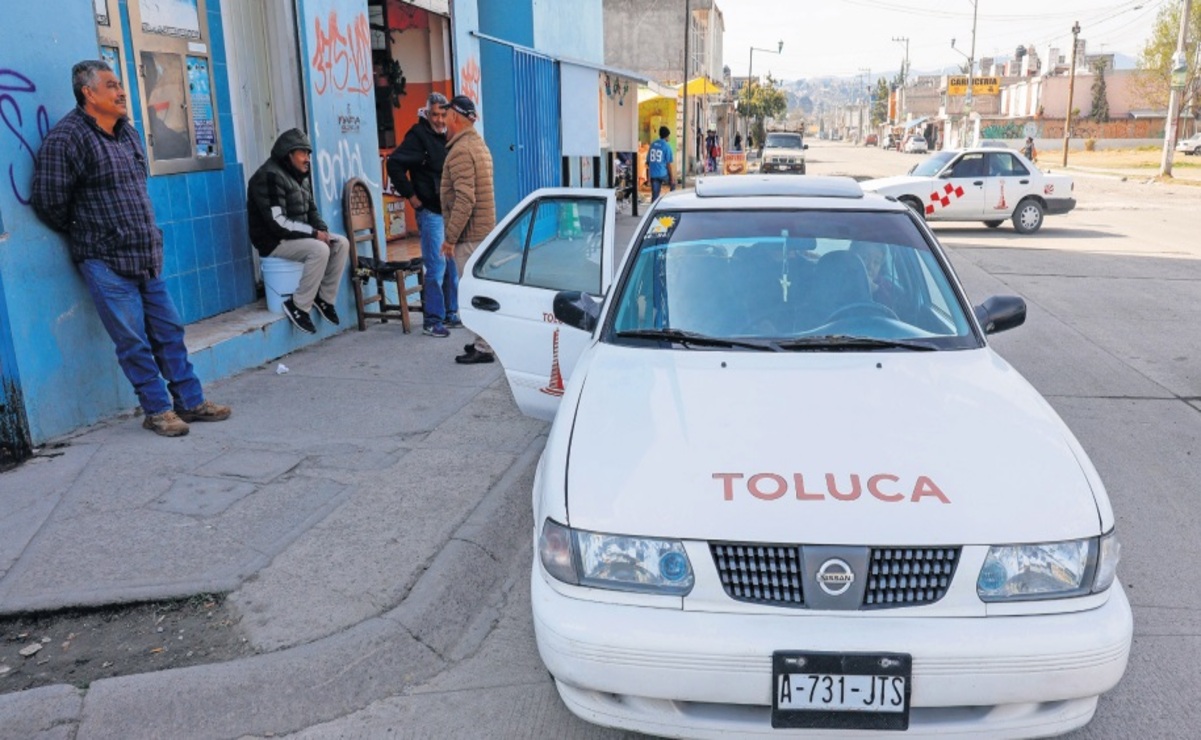 La operación de los taxis de base es más costosa que los de plataforma, así que se convierten en colectivos para tener más ganancias / Foto Arturo Hernández
