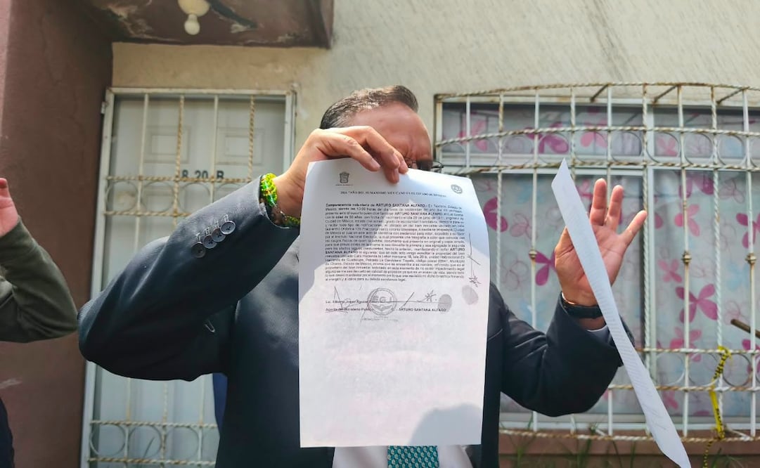 Arturo Santana Alfaro, abogado y familiar, muestra el documento oficial de la FGJEM para el levantamiento del aseguramiento. Foto Especial