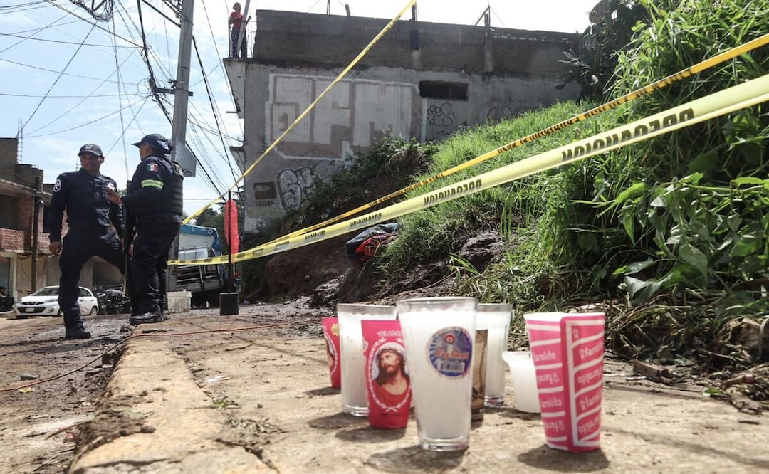 Vecinos ayudaron a recuperar los cuerpos entre los escombros. Foto: Yaretzi Osnaya