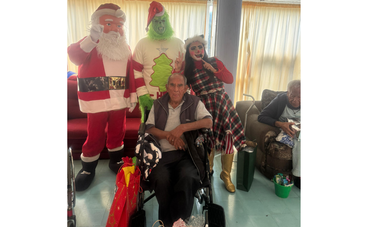 La payasita Piñita y un grupo de voluntarias compartió una comida y regalos con los abuelitos en esta temporada navideña / Foto: Especial