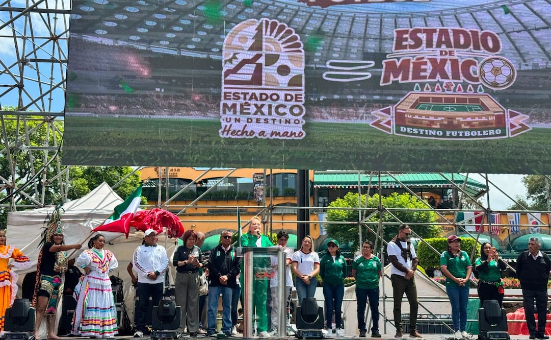 Decenas de familias se reunieron en la plaza cívica de Tepotzotlán para apoyar a la Selección Mexicana en una pantalla gigante. Foto Especial