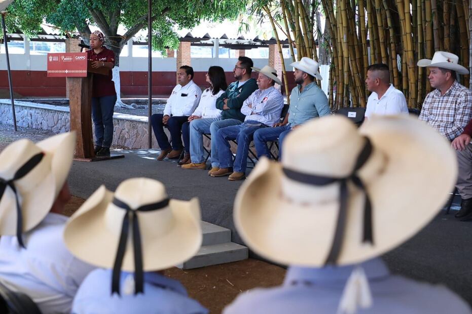 Además del cerco sanitario, el gobierno estatal reforzó la entrega de paquetes de curación y el uso de baños garrapaticidas móviles para mantener la sanidad animal en la región. Foto Especial