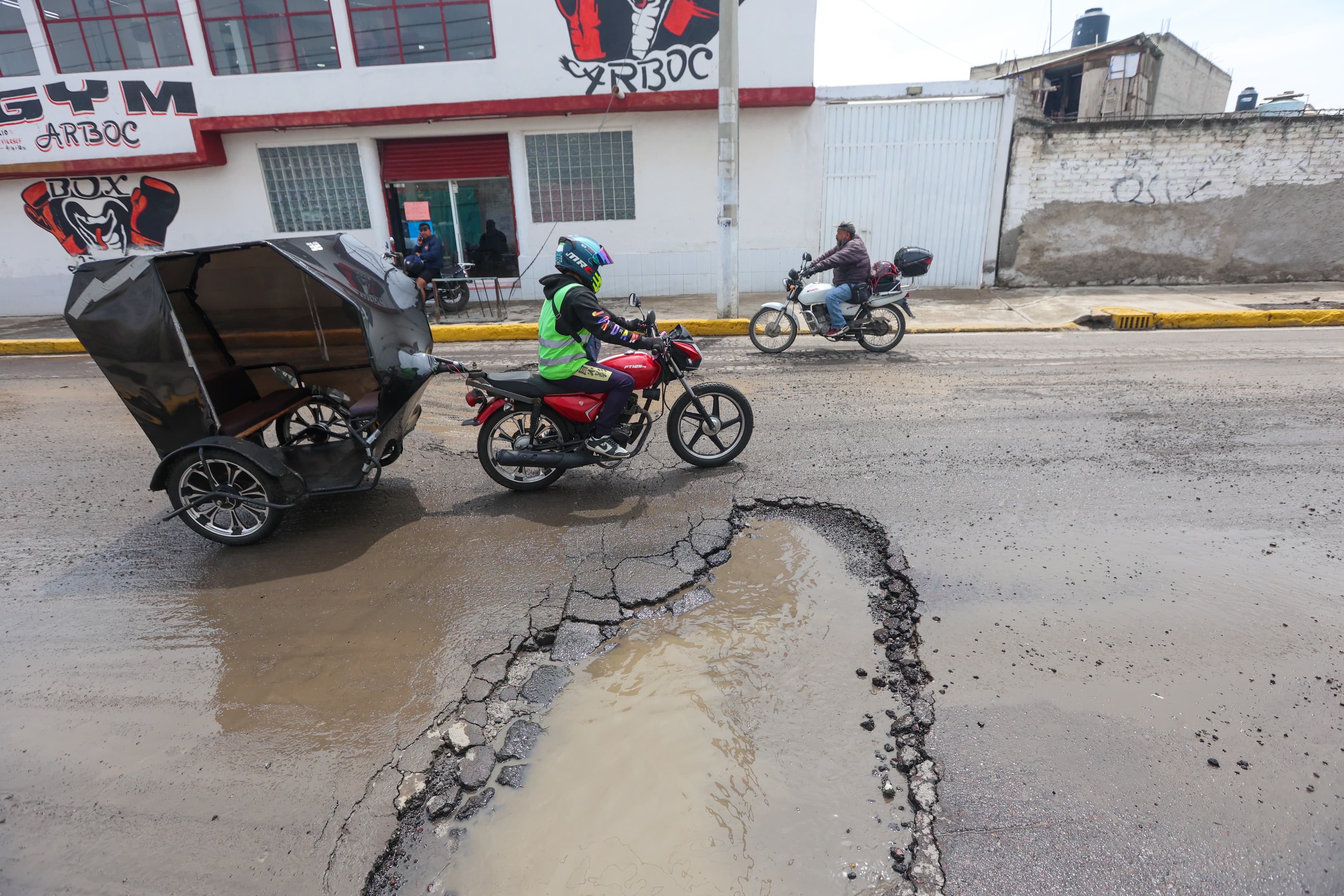 Los conductores, incluidos los del Trolebús, tienen que hacer maniobras para evitar los baches / Foto Axel Sánchez
