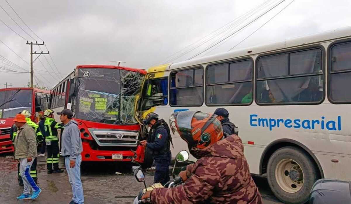 Dos autobuses chocaron en la avenida Los Ángeles, en la delegación de Calixtlahuaca / Foto Especial