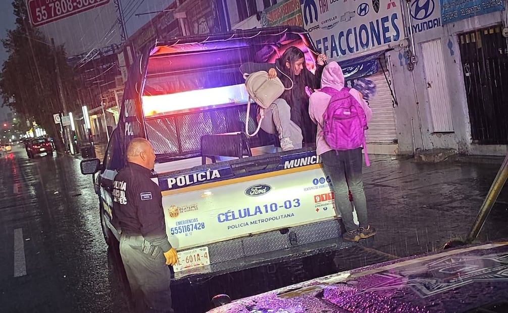 Equipos de Sapase operan camiones váctor en Vía Morelos para reducir los niveles de inundación tras la lluvia. Foto Especial
