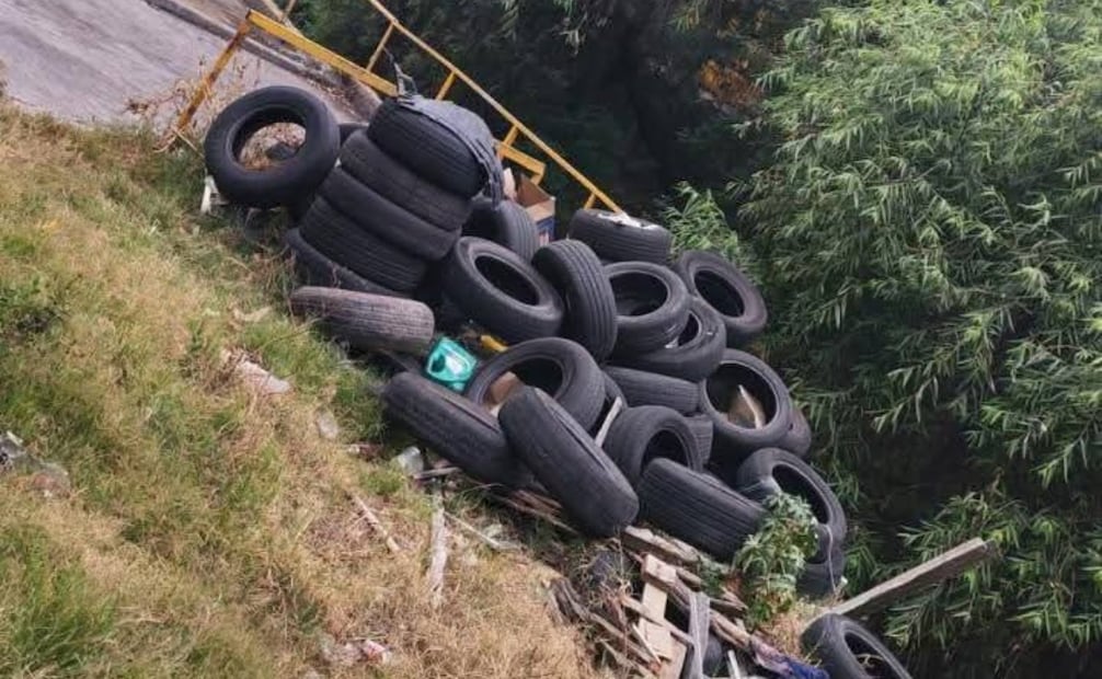 Montañas de neumáticos y refacciones inservibles contaminaban el flujo natural del Río San Javier. Foto Especial