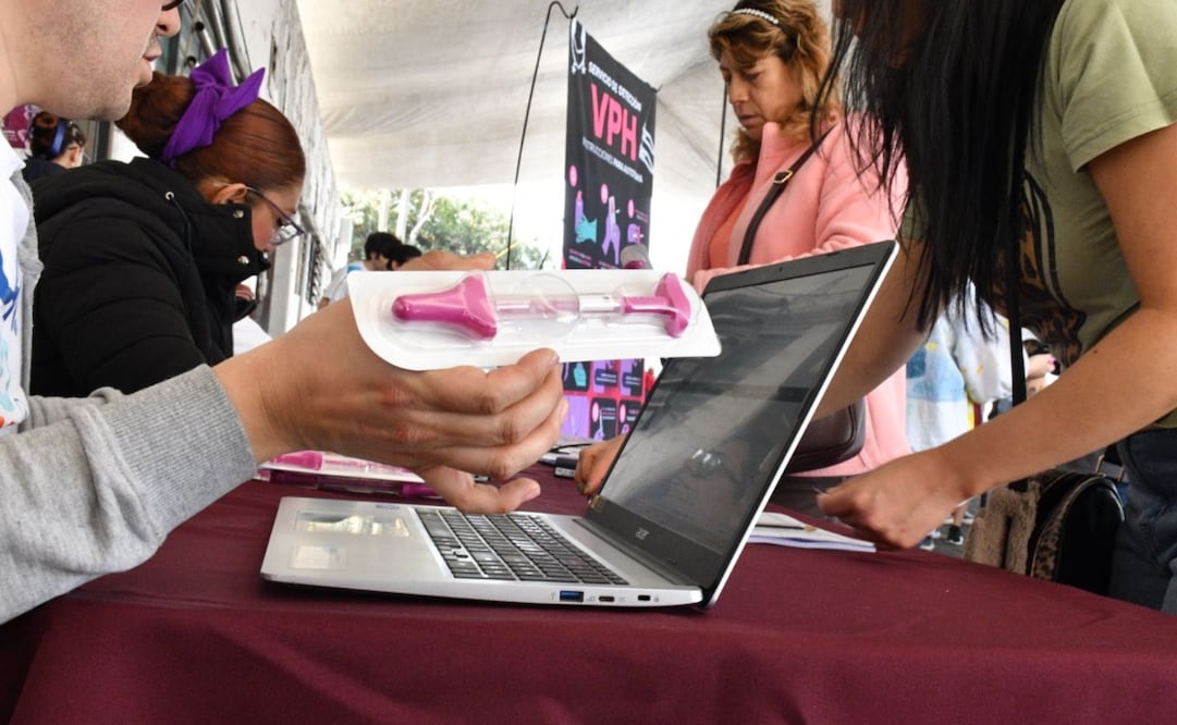 La nueva prueba de la UNAM utiliza un cepillo especial, es indolora y entrega resultados en solo media hora. Foto Especial