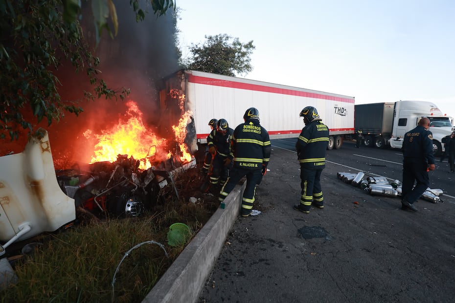 La unidad de carga se incendió tras impactar a otro vehículo estacionado en el acotamiento; bomberos acudieron para controlar el fuego. Foto: Alejandro Vargas/ El Universal