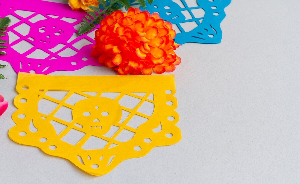 Para decorar tu hogar, puedes hacer flores de cempasúchil con papel crepé. Foto: Feepik.