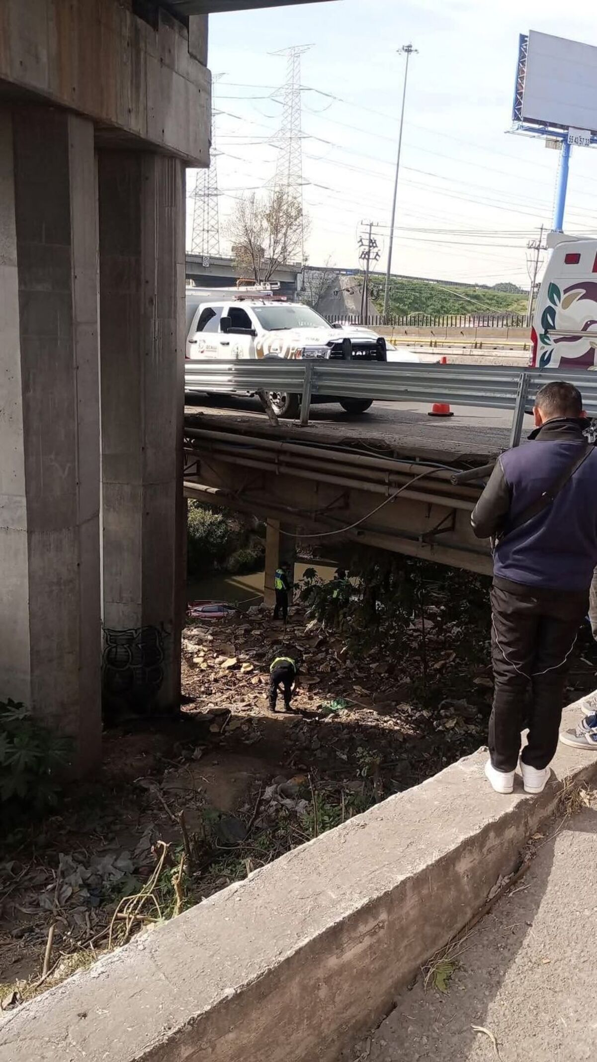 Accidente fatal: vehículo cae del puente del Circuito Exterior Mexiquense al canal; hay un muerto