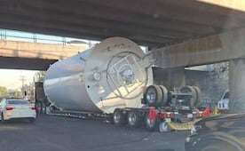 Vehículo de carga se atora en Puente de Tepalcapa y afecta la circulación 