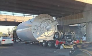 Vehículo de carga se atora en Puente de Tepalcapa y afecta la circulación 