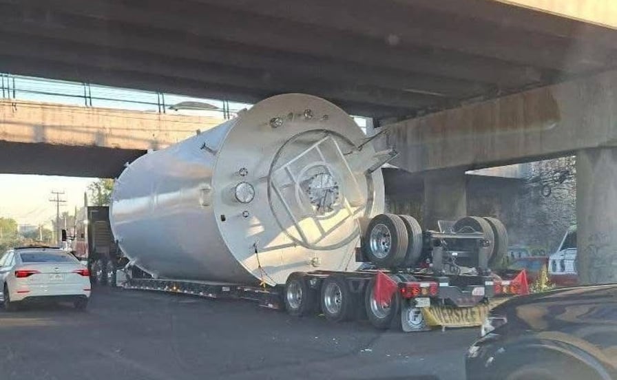 Vehículo de carga se atora en Puente de Tepalcapa y afecta la circulación