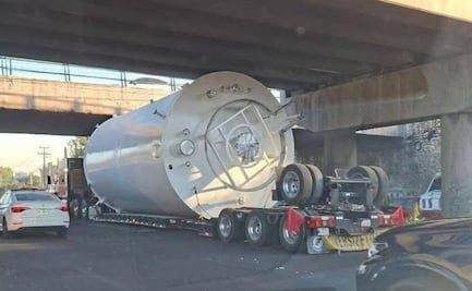 Vehículo de carga se atora en Puente de Tepalcapa y afecta la circulación