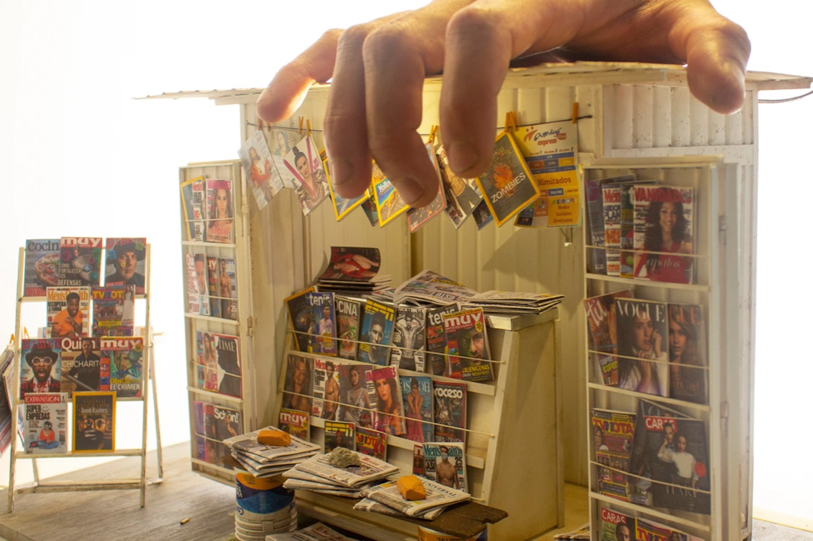 Creó una miniatura de un puesto de periódicos como regalo para el cineasta. Foto Especial