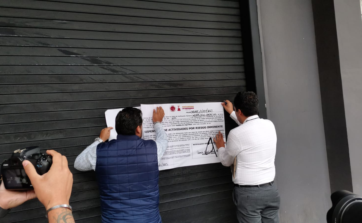 Autoridades de Protección Civil de Naucalpan colocaron sellos de suspensión al Salón Urbana tras detectar fallas de seguridad y falta de documentación, luego de la trifulca en el Festival Bandemia. Foto: Gisela González Granados