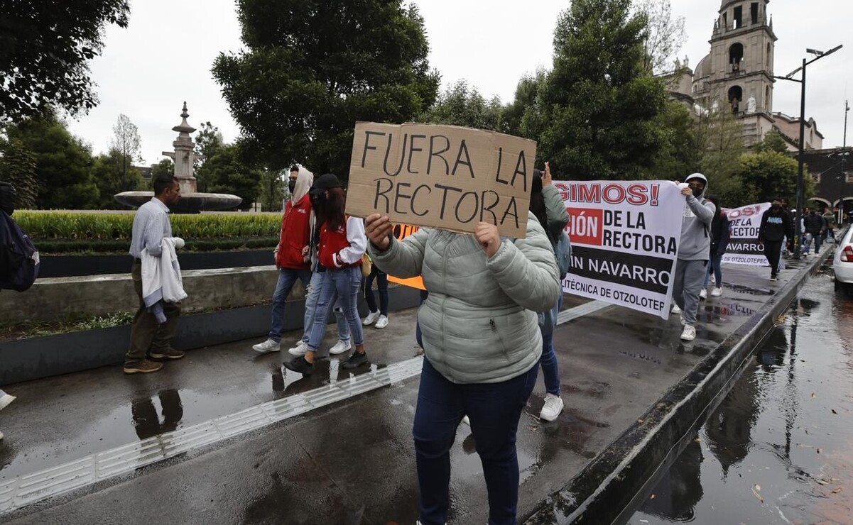 Estudiantes de la Universidad Politécnica de Otzolotepec solicitan la destitución de la rectora Vianey Colín Navarro por una presunta mala administración. Foto: Jorge Alvarado