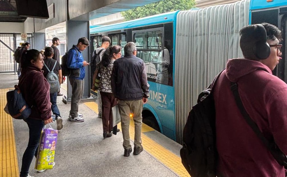 Usuarias y usuarios del transporte masivo deberán considerar los ajustes de horario programados para los desfiles cívicos. Foto Especial