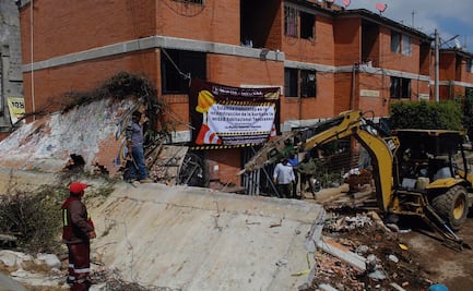 Inician demolición: Autoridades de Los Reyes La Paz tiran barda que colapsó en la unidad Tepozanes