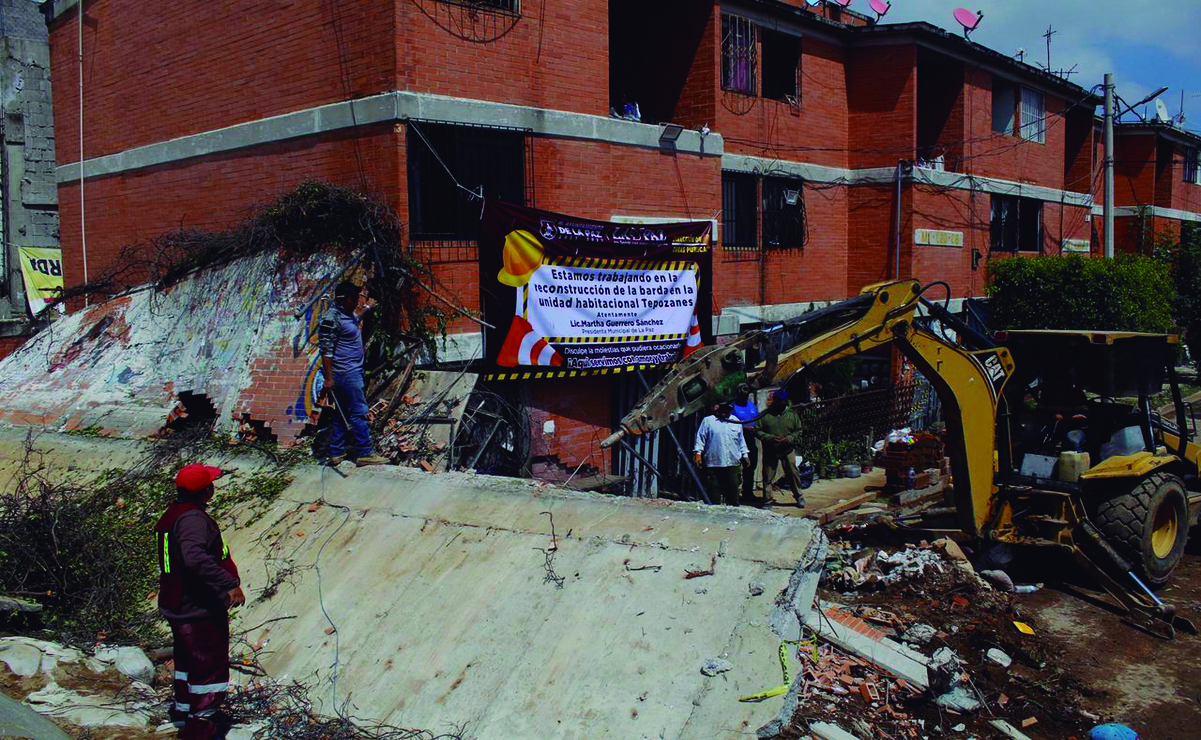 Parte de la barda colapsada se recargó sobre uno de los edificios de la unidad habitacional / Foto Fernanda Zamora