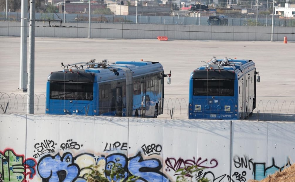 Las estaciones Teotongo, La Virgen y Xico, ubicadas sobre el viaducto elevado de la autopista México-Puebla, presentan retrasos debido a la complejidad vial de la zona. Foto Especial