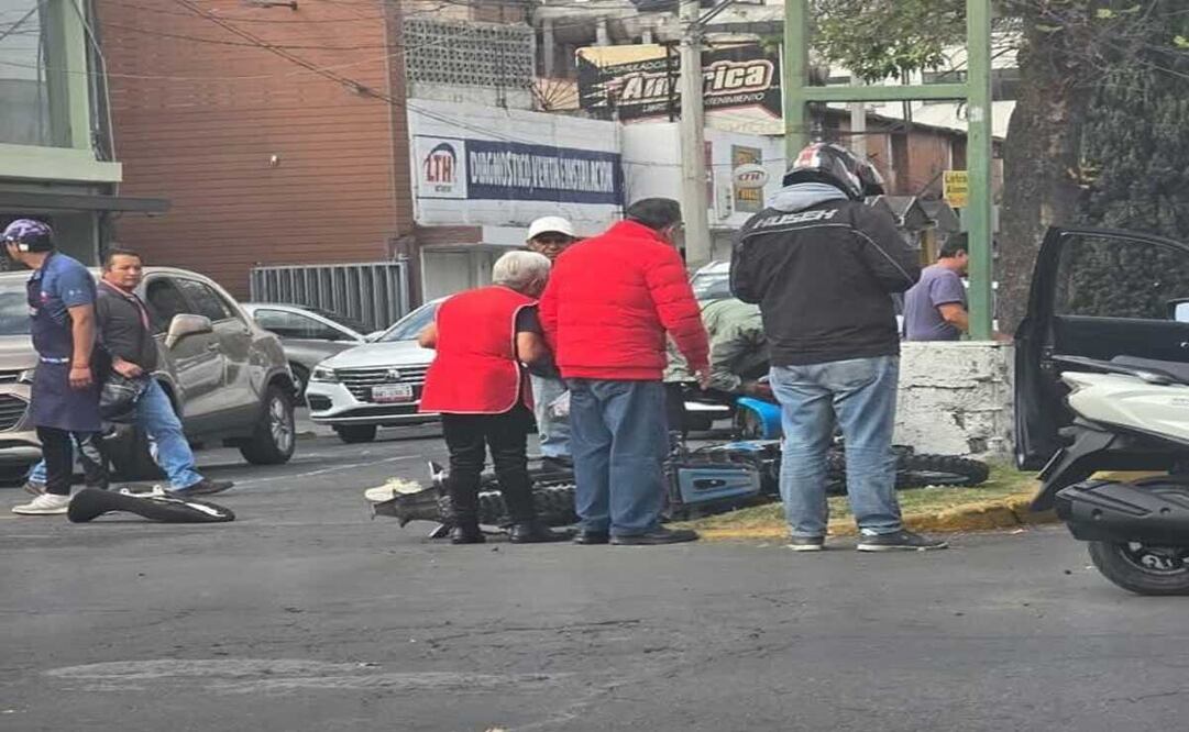 La motocicleta y la mujer quedaron en el camellón de la Avenida Pino Suárez, en Toluca. Foto: Especial