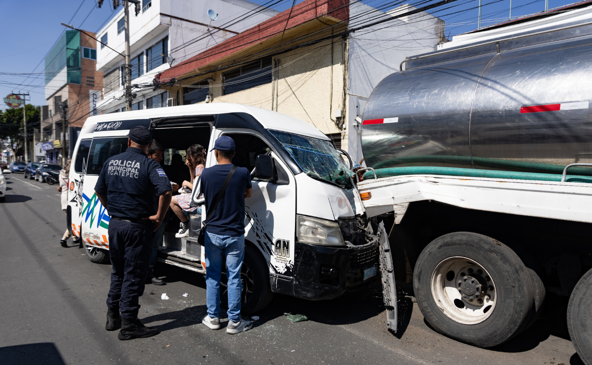Entre los heridos se encuentra el operador de la Urvan, quien quedó atrapado y fue rescatado por los servicios de emergencia. Foto: Hugo Salvador