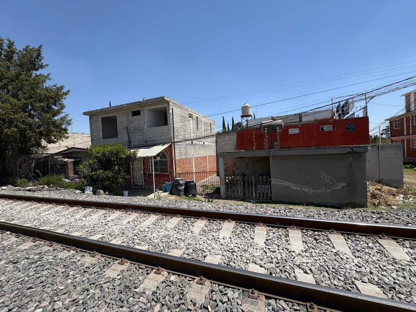 De esa obra quedaron durmientes, los cuales utilizó para cubrir un registro de drenaje que se instaló con aportaciones de pobladores de San Mateo Ixtacalco. Foto: Arturo Contreras