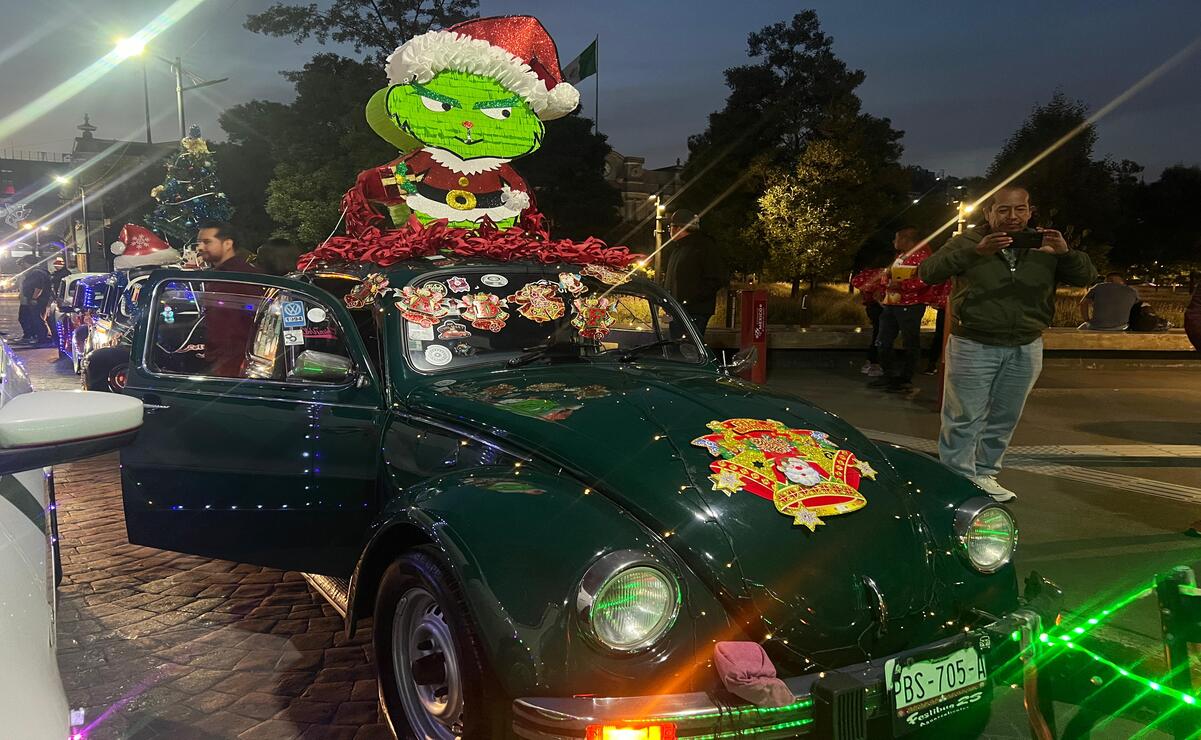 Toluca se ilumina con la magia de la Navidad y el brillo de los autos clásicos