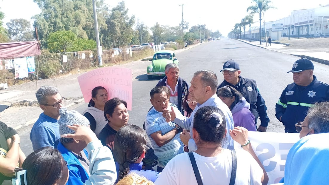 Manifestantes muestran pancartas advirtiendo el riesgo de muerte que corren al no recibir el filtrado de toxinas programado. Foto Especial