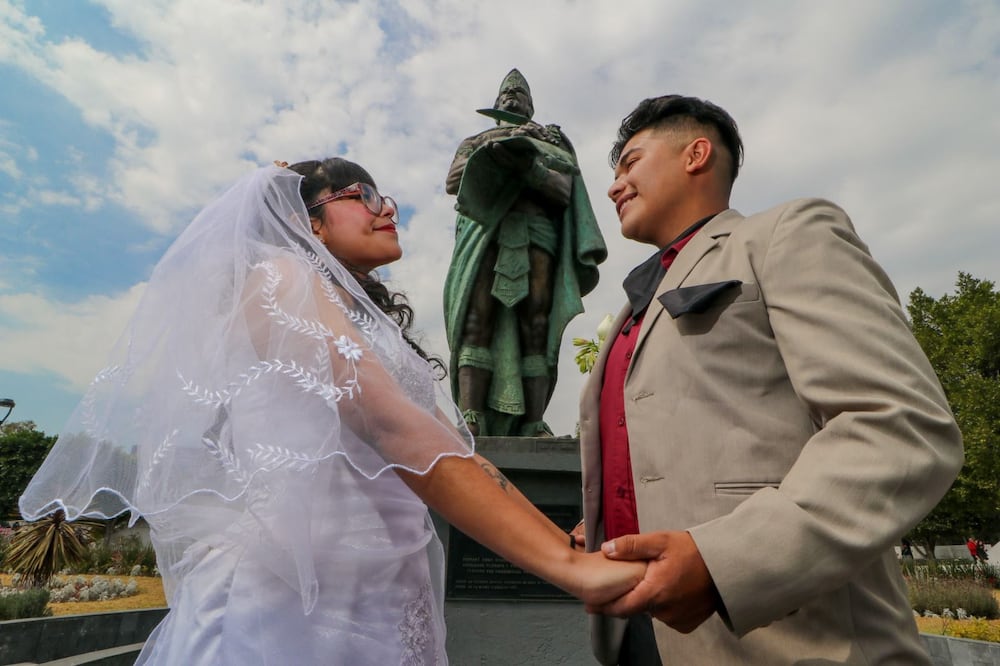 Cientos de parejas formalizarán su situación legal de manera gratuita en la Explanada del Palacio Municipal. Foto Especial