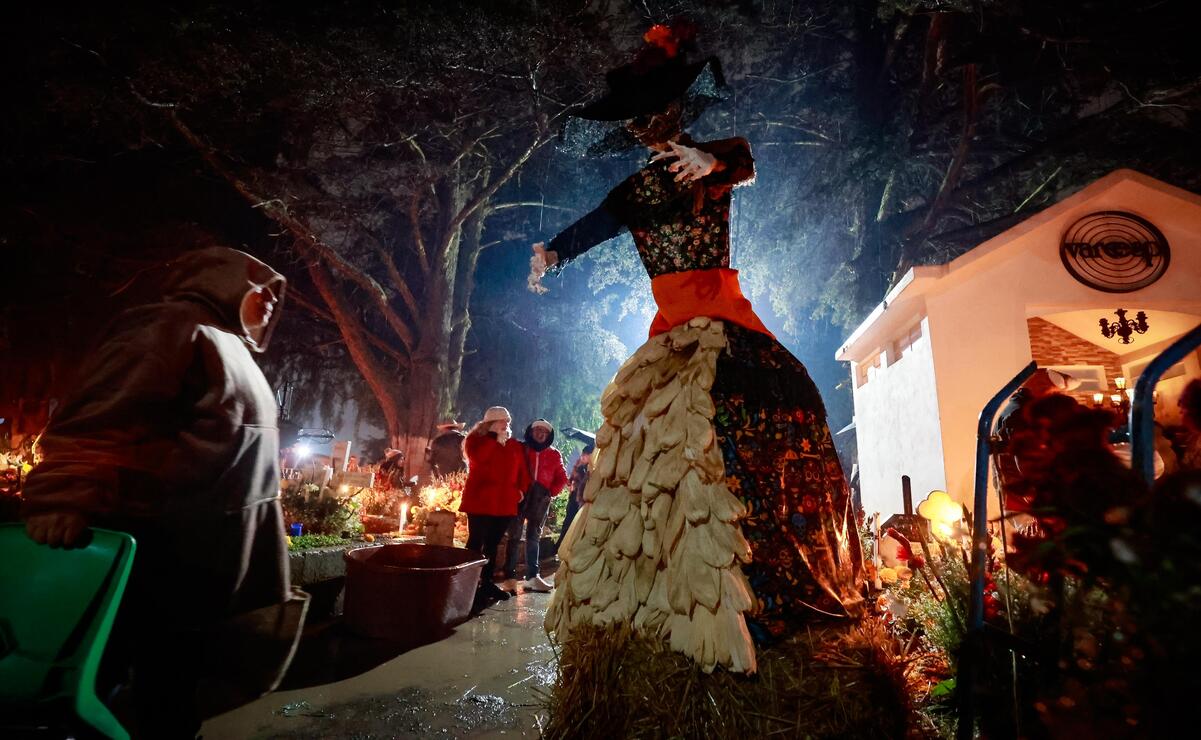 El fuego de las velas y las fogatas abrigó a los vivos, mientras ellos acompañaban y platicaban con sus difuntos. Foto: Alejandro Vargas