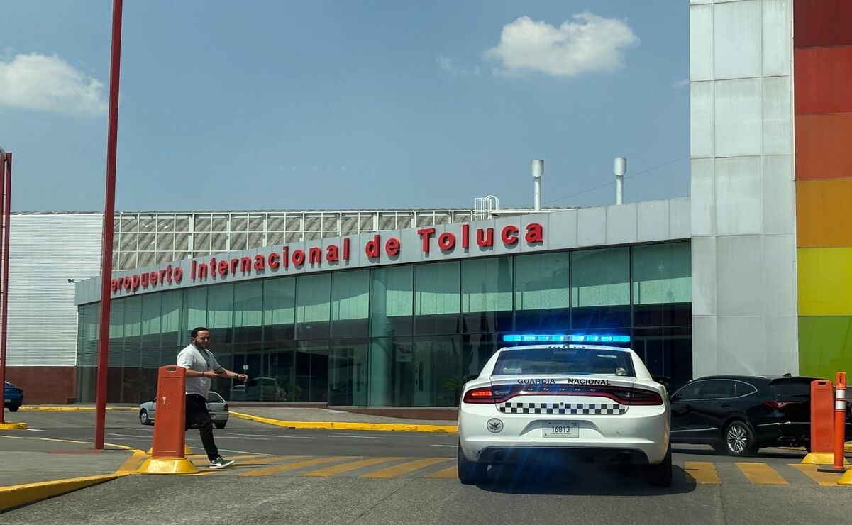 Elementos de seguridad se movilizaron en las inmediaciones del Altiplano en Almoloya de Juárez, así como en el Aeropuerto Internacional de Toluca. Foto: Jorge Alvarado