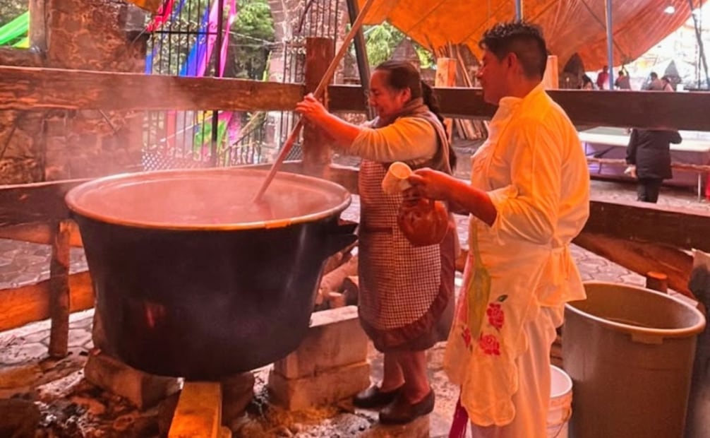 Familias de la comunidad otomí preparando y compartiendo el tradicional atole agrio con los asistentes a la feria. Foto Especial