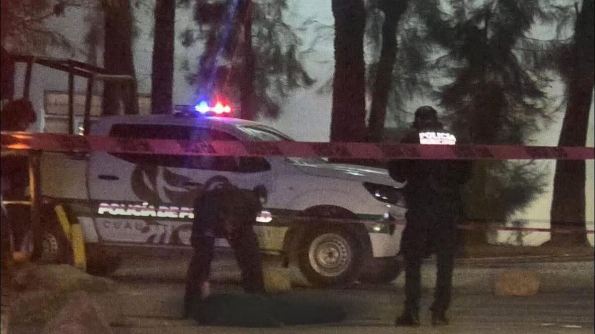 Elementos de la policía municipal resguardan el perímetro en el cruce de Javier Mina y Miguel Allende. Foto Especial