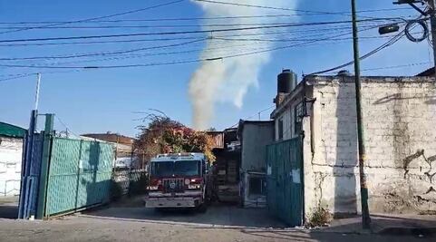 Bomberos de Coacalco sofocan incendio en bodega recicladora
