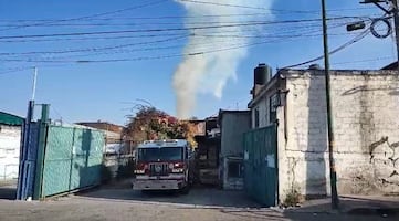 Bomberos de Coacalco sofocan incendio en bodega recicladora