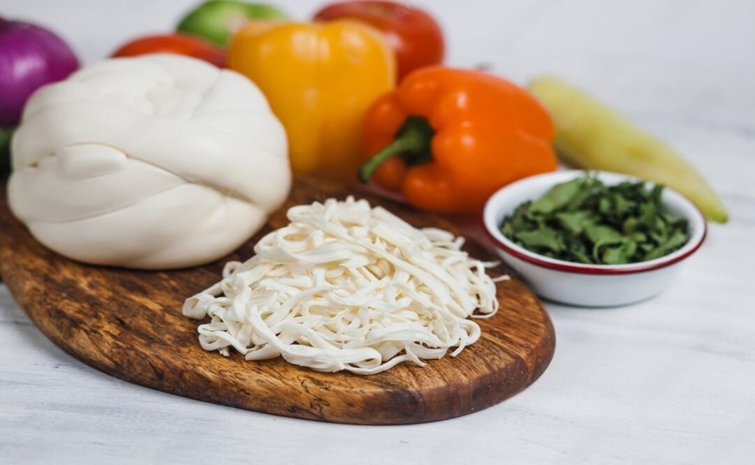 Varios productos lácteos etiquetados como queso están adulterados con almidón y goma. Foto: Abobe Stock / Especial